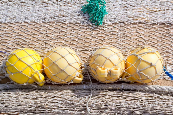 Fischernetzdetail mit gelber Boje — Stockfoto