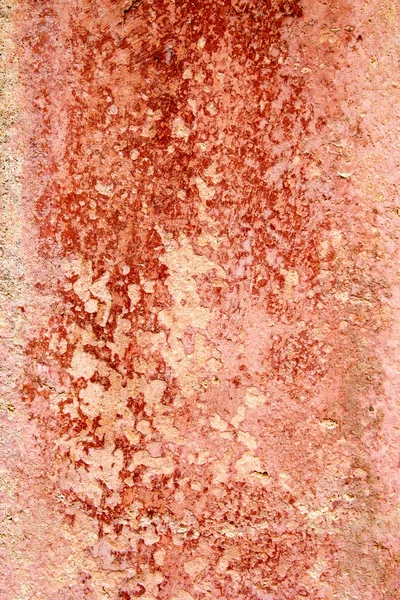 Gealterte verwitterte bemalte Wand in roten Grunge Tönen — Stockfoto