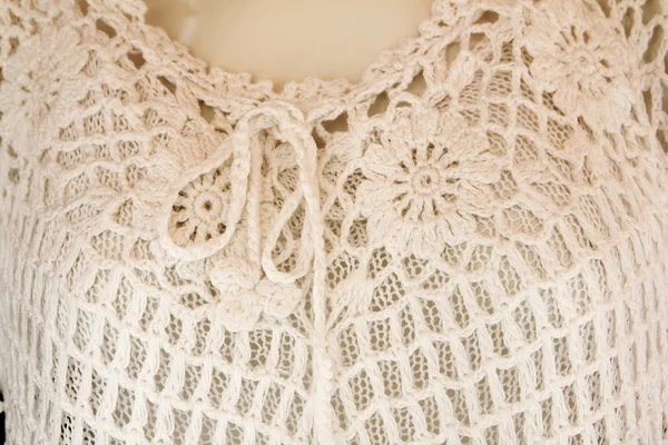 かぎ針編みの糸ループと白の白人女性のシャツ — ストック写真