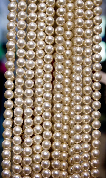 Colares de pérolas Maiorca pendurados em fileiras jóias — Fotografia de Stock