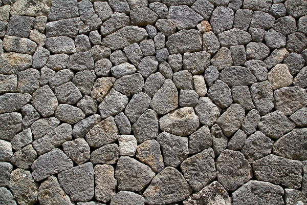 典型的なマヨルカ スタイルから灰色の石灰岩の石積み壁 — ストック写真