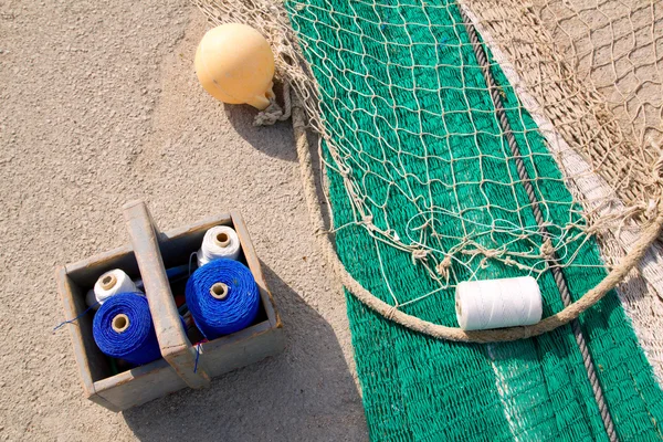 Fishing net repair kit with sewing thread spool — Stock Image Fishing net repair kit with sewing thread spool Stock Photo