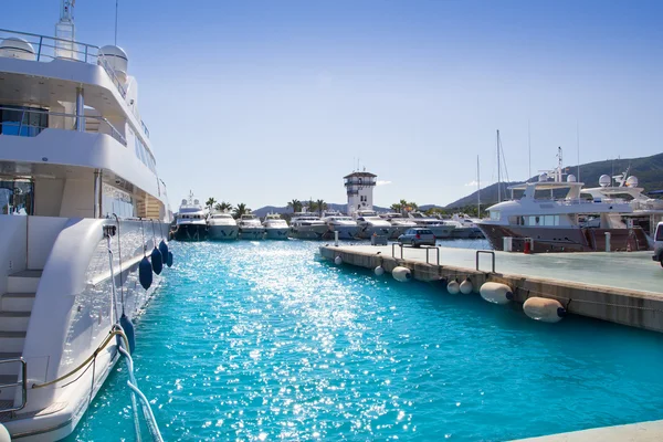 マヨルカ島でカルビア プエルト ポータル nous の贅沢なヨット — ストック写真