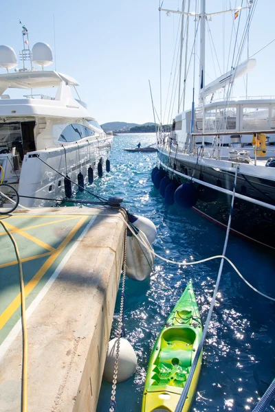 Calvia puerto portals nous luxusní jachty na Mallorce — Stock fotografie