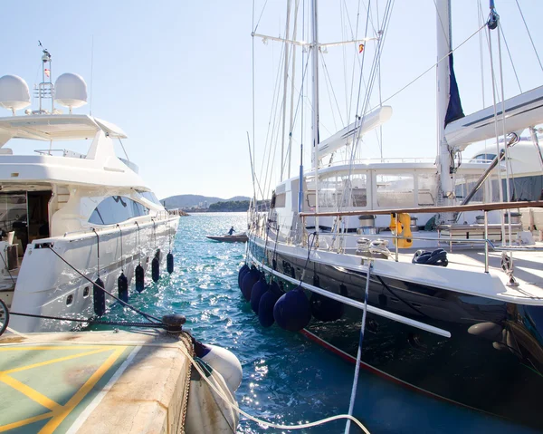 Calvia puerto portals nous lyxbåtar i Mallorca — Stockfoto