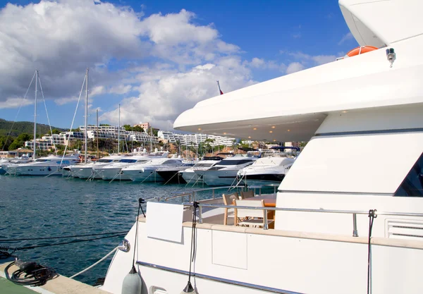 Calvia puerto portals nous luxusní jachty na Mallorce — Stock fotografie