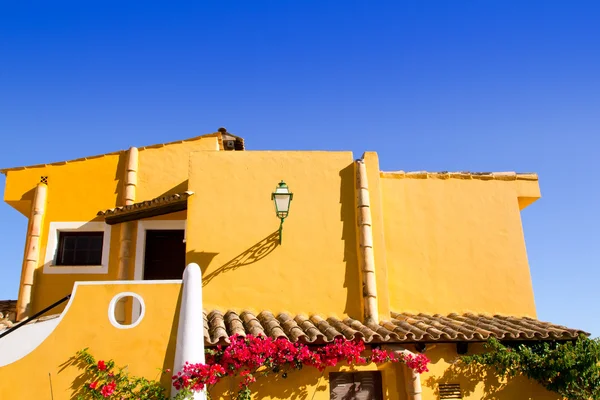 Středomořské žluté domy v cala fornells mallorca — Stock fotografie