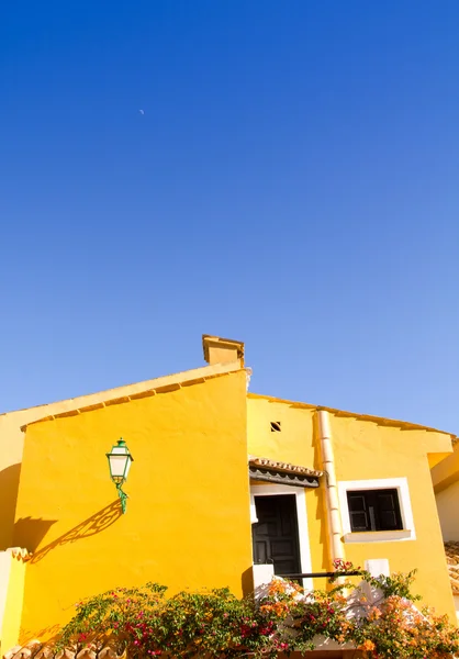 Μεσογείου κίτρινες σπίτια στο cala fornells Μαγιόρκα — Φωτογραφία Αρχείου