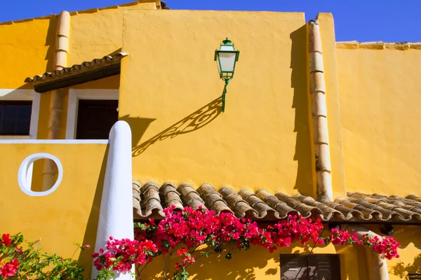 Mediterrán sárga házak cala fornells Mallorca — Stock Fotó