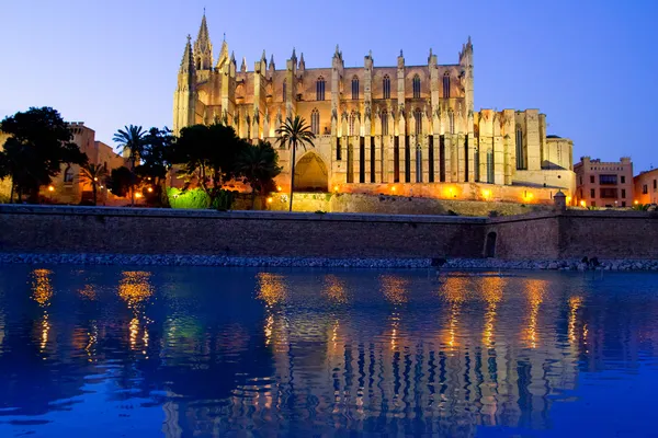 Catedral de Palma de Mallorca La Seu vista nocturna —  Fotos de Stock
