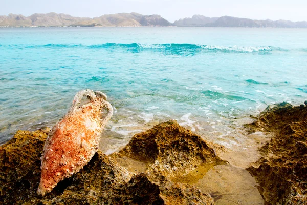 Ânfora romana com incrustação marinha no Mediterrâneo — Fotografia de Stock
