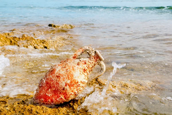 Ânfora romana com incrustação marinha no Mediterrâneo — Fotografia de Stock