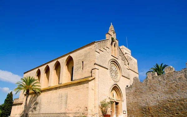 Iglesia de Alcudia Sant Jaume cerca de la muralla del castillo romano Mallorca — Foto de Stock