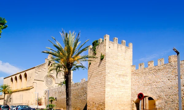 Iglesia de Alcudia Sant Jaume cerca de la muralla del castillo romano Mallorca —  Fotos de Stock