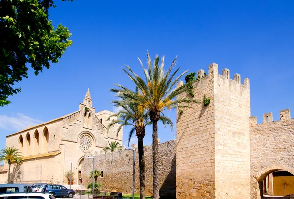 Alcudia kyrkan sant jaume nära romerska castle wall mallorca — Stockfoto