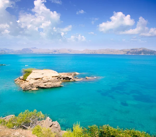 Alcudia mallorca playa de s illot transparant turquoise water — Stockfoto
