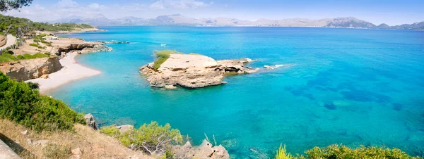 Alcudia mallorca playa de s illot transparentní tyrkysová voda — Stock fotografie