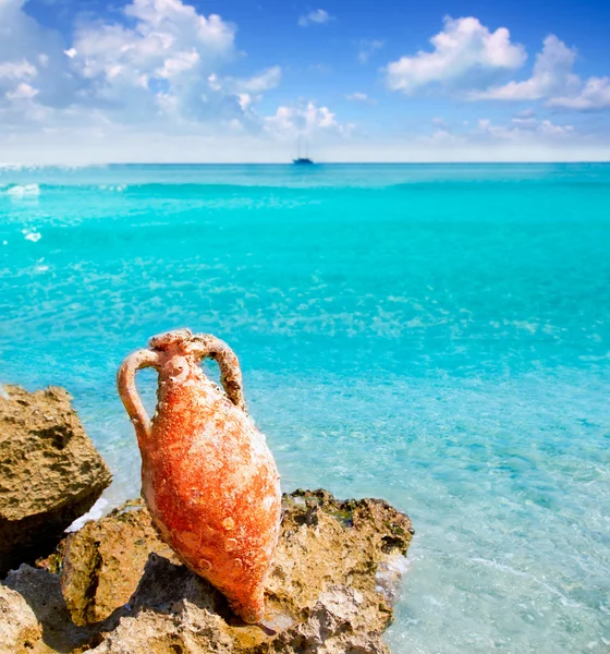 Amphora from roman culture on mediterranean beach — Stock Photo, Image