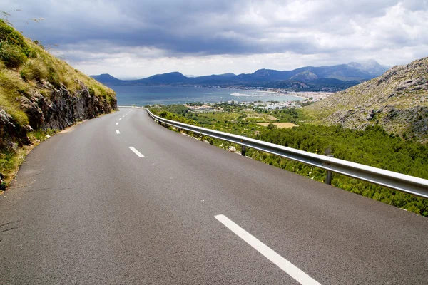 Curva de carretera en montaña con vista a Pollensa en Mallorca — Foto de Stock