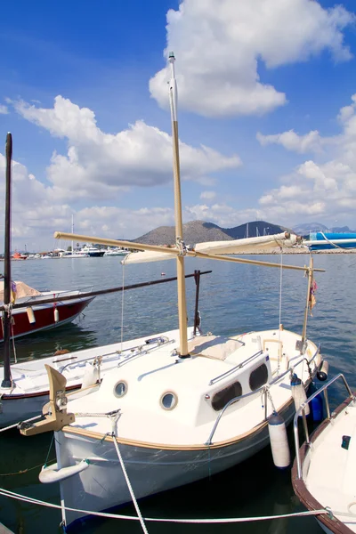 Alcudia Maiorca porto con barche llaut in marina — Foto Stock