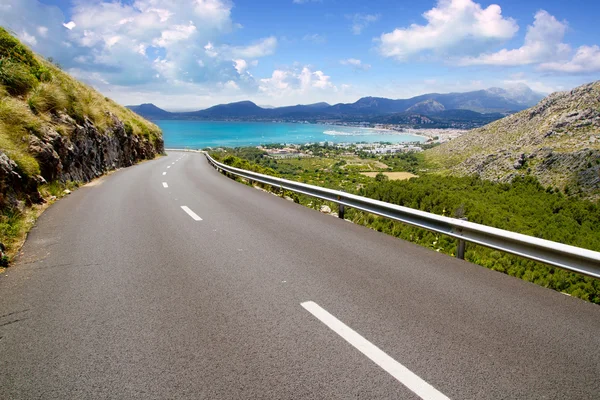 Curva de carretera en montaña con vista a Pollensa en Mallorca — Foto de Stock