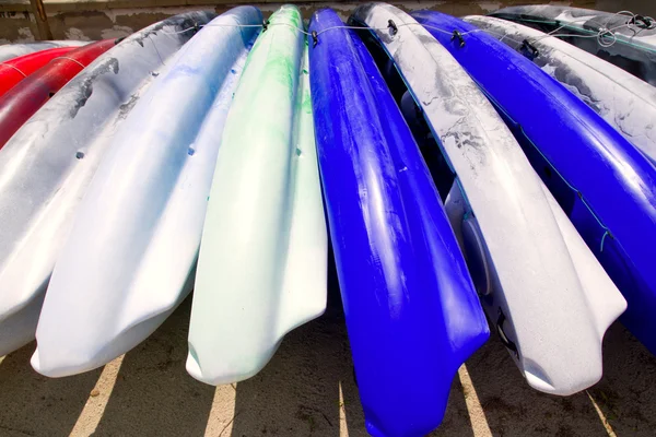 Spiaggia colorate file di kayak sdraiato sulla sabbia nella giornata di sole — Foto Stock