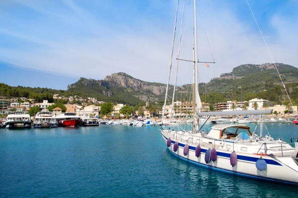 Soller přístav na ostrově Mallorca s tramontana mountain — Stock fotografie