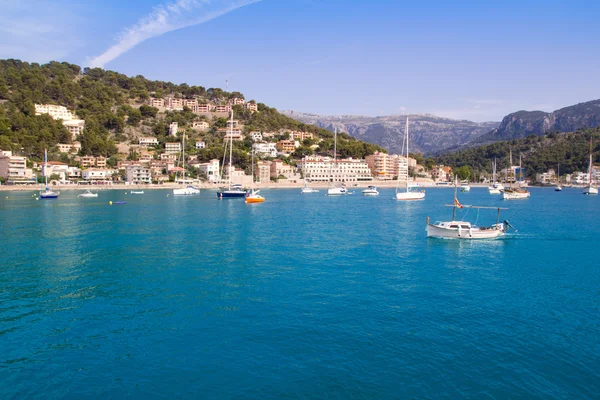 Soller Hafen auf Mallorca Insel mit Tramontana-Gebirge — Stockfoto