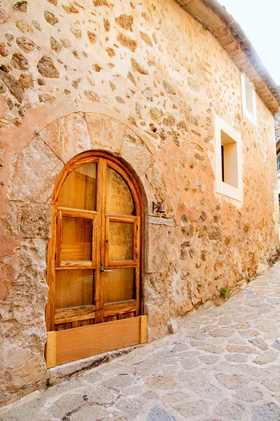 Bogen hölzerne mediterrane Tür in Valedemossa Mallorca — Stockfoto