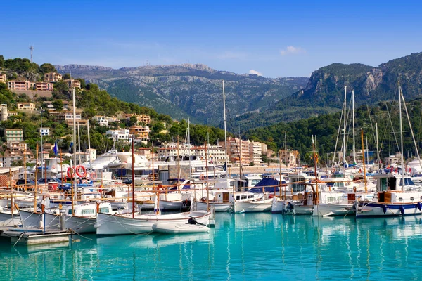 Port de Soller mit Blick auf den Berg Tramontana auf Mallorca — Stockfoto