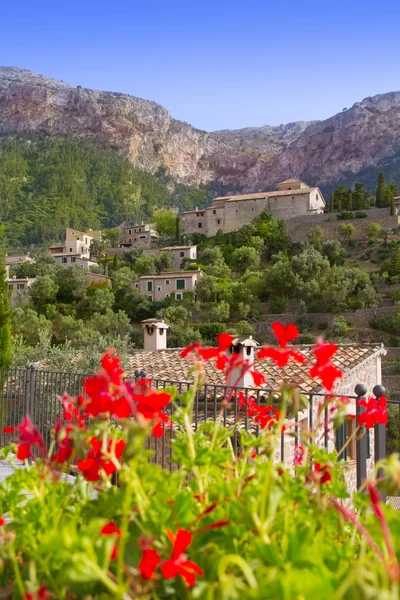 Deia by i Mallorca tramuntana berg — Stockfoto