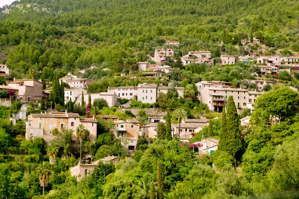 Deia dorp in Mallorca tramuntana bergen — Stockfoto
