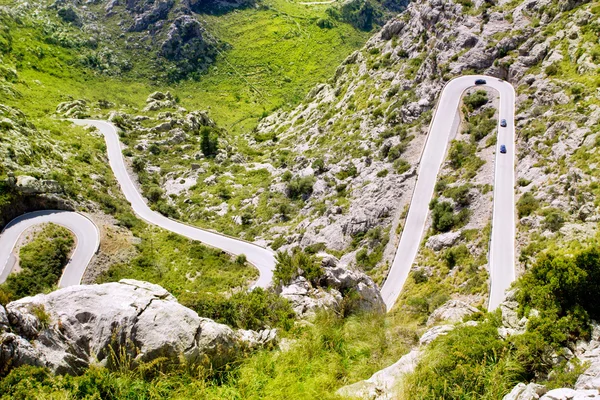 Kronkelende weg in berg in de buurt van sacalobra in mallorca — Stockfoto
