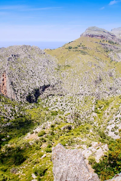 Tramontana-Gebirge auf Mallorca mit Fernblick aufs Meer — Stockfoto