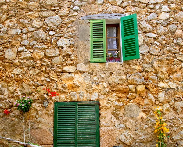Mallorca traditionella trä windows mallorquina fönsterluckor — Stockfoto
