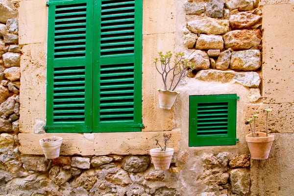 Mallorca ventanas de madera tradicionales mallorquina persianas —  Fotos de Stock