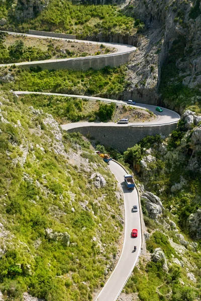 Kronkelende weg in berg in de buurt van sacalobra in mallorca — Stockfoto