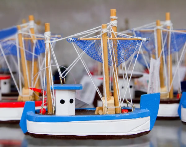 Ремесленные лодки типичный балеарский сувенир Майорки — стоковое фото
