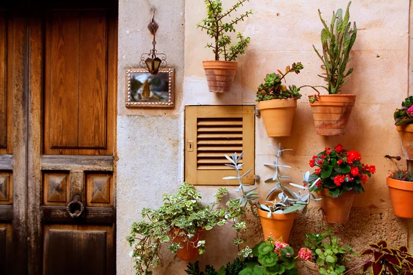 Maiorca Valldemossa típico com vasos de flores na fachada — Fotografia de Stock