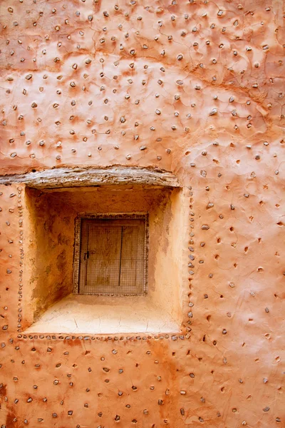 Typická stěna s malým kameny a okno — Stock fotografie
