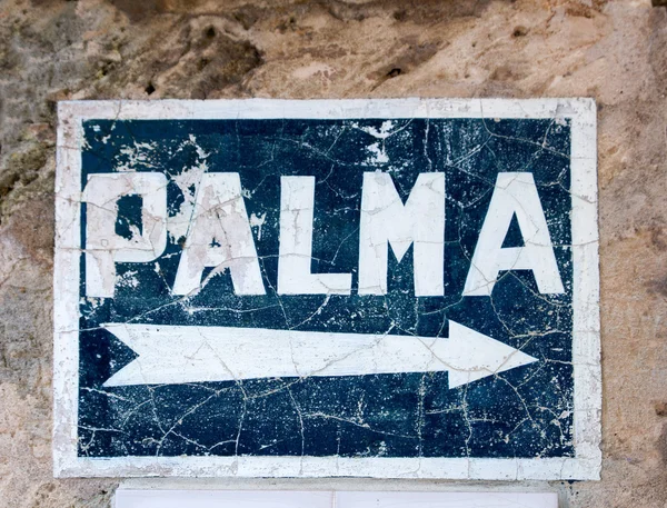 Aged blue road sign with arrow to Palma de Majorca — Stock Photo, Image