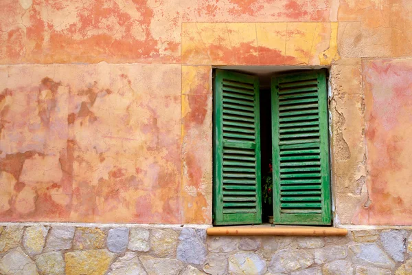 Mallorca traditionella trä windows mallorquina fönsterluckor — Stockfoto