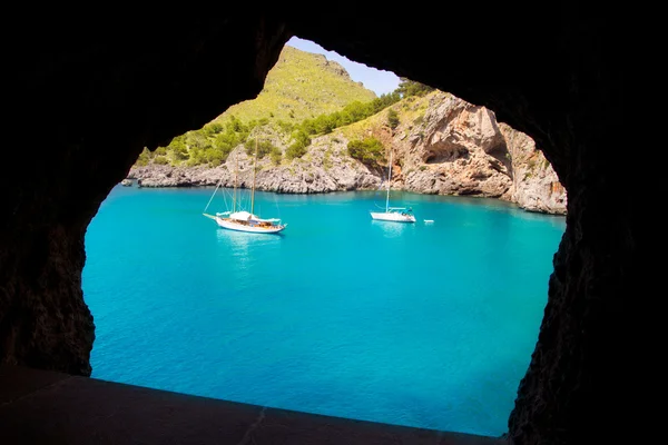Escorca sacalobra pláž pohled z okna jeskyně — Stock fotografie