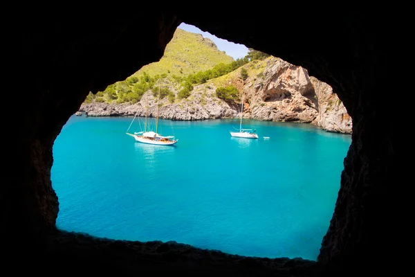 Escorca sacalobra pláž pohled z okna jeskyně — Stock fotografie