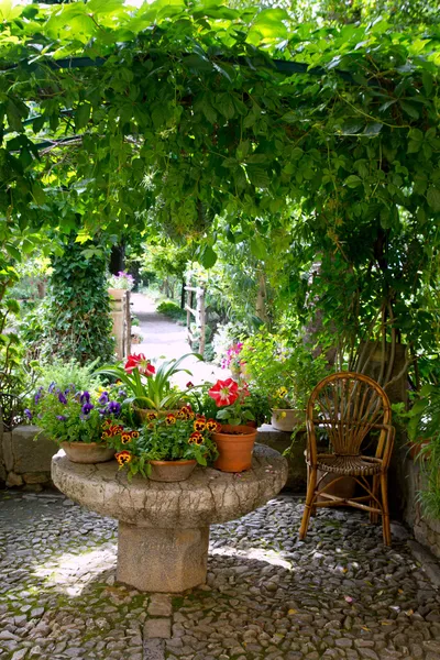 Jardim ao ar livre com vasos de flores na mesa de pedra em Maiorca — Fotografia de Stock