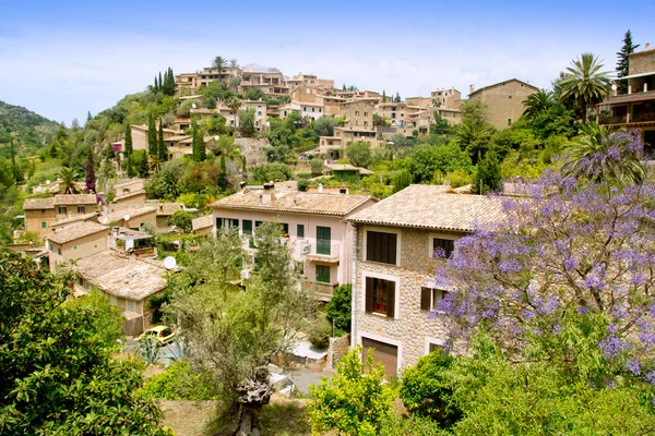 Deia tipico villaggio di pietra a Maiorca Tramuntana — Foto Stock
