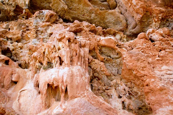 Höhle im Freien auf Mallorca mit roten Stalaktiten — Stockfoto
