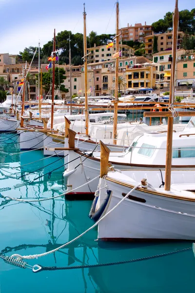 Puerto de soller port av mallorca med lllaut båtar — Stockfoto