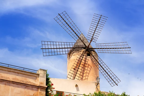 Klasické mlýny od Baleárských ostrovech v palma de Mallorca — Stock fotografie
