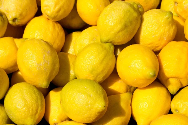 Лимонные фрукты на рынке — стоковое фото